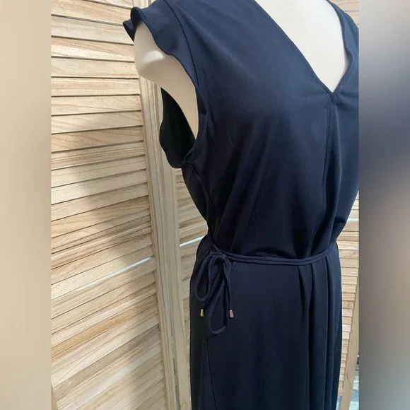 H&M navy blue short sleeve v neck dress , size medium , good condition - Picture 2 of 3